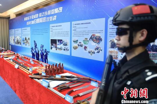 警方展示涉黑恶组织作案工具?！〕骆鲿F 摄