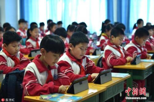 资料图：小学生正在用移动设备上课。图片来源：东方IC 版权作品 请勿转载