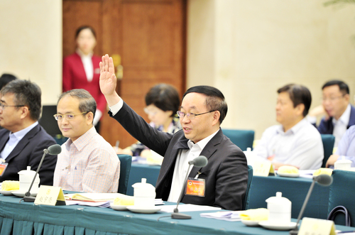 5月14日，全国政协在京召开“创新驱动发展”专题协商会。图为专题协商会分组讨论会上全国政协委员、中国科学院院士赵宇亮举手抢先发言。本报记者姜贵东摄