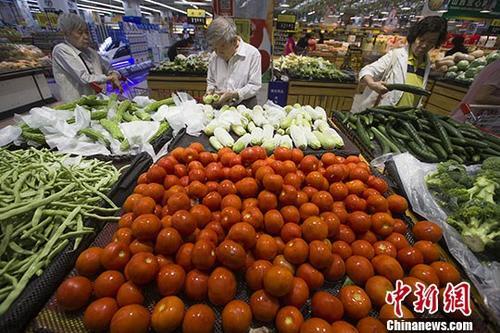 资料图：民众正在超市选购蔬菜。 <a target='_blank' href='http://www.chinanews.com/'>中新社</a>记者 张云 摄
