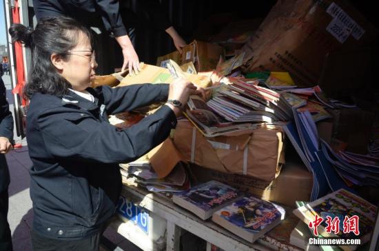 4月26日，执法人员清点侵权盗版及非法出版物。当日，呼和浩特市举办2019年侵权盗版及非法出版物集中销毁活动，统一销毁各类侵权盗版及非法书报刊、音像制品、电子出版物共4.6万张(册)。<a target='_blank' href='http://www.chinanews.com/'>中新社</a>记者 刘文华 摄