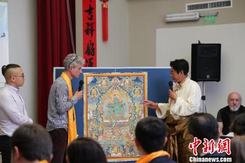 图为中国工艺美术大师、世界非物质文化遗产传承人夏吾角现场讲解唐卡?！√锎涸?摄