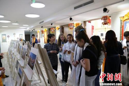 图为现场观众驻足观看?！√锎涸?摄