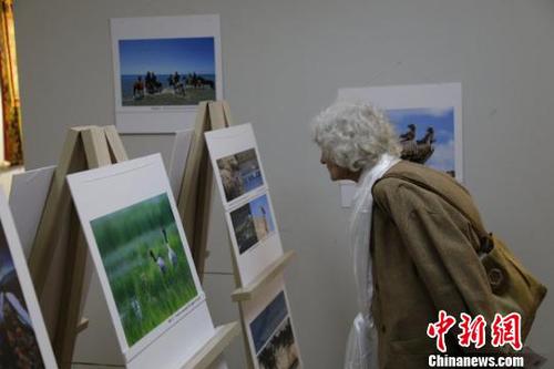 图为现场观众驻足观看?！√锎涸?摄