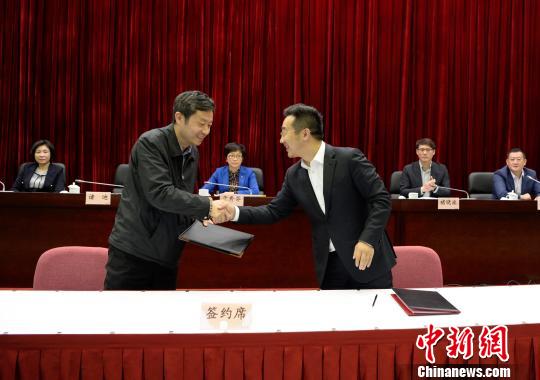 图为上海市浦东新区15日发布《关于加强浦东新区不可移动文物?；すぷ鞯氖凳┮饧废殖?。供图 申海