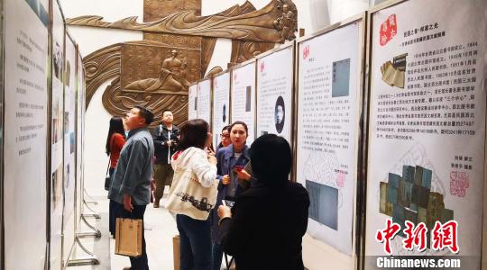 图为甘肃省图书馆亦展出二十多部珍贵革命文献和民国时期文献?！∧先缱柯?摄