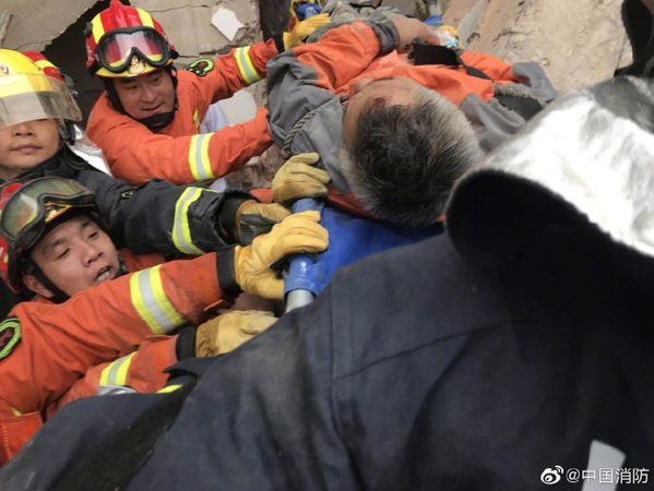 上海建筑倒塌事故:救出11人 救援还在紧张进行中