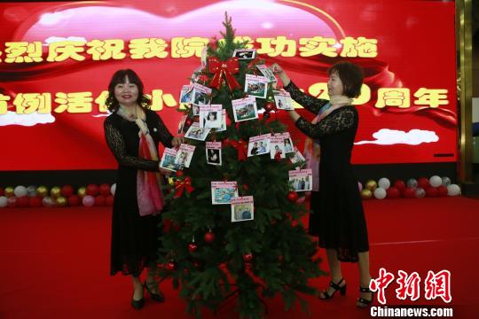 亚洲首例同卵双生活体小肠移植双胞胎姐妹共同悬挂“肠”安树?！≌跑查?摄