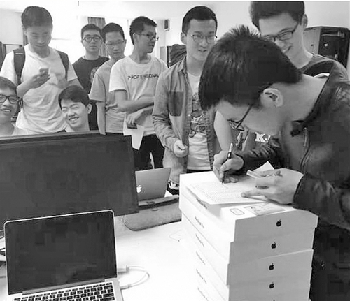 某一次发放Mac笔记本电脑现场 某一次发放Mac笔记本电脑现场