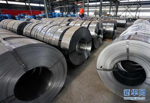 5月5日，工人在河北省唐山市丰润区新军屯镇一家特种带钢生产企业的车间工作。新华社记者 杨世尧 摄