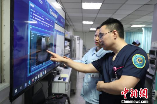 图为医生操作5G城市医疗应急救援系统?！≈有?摄