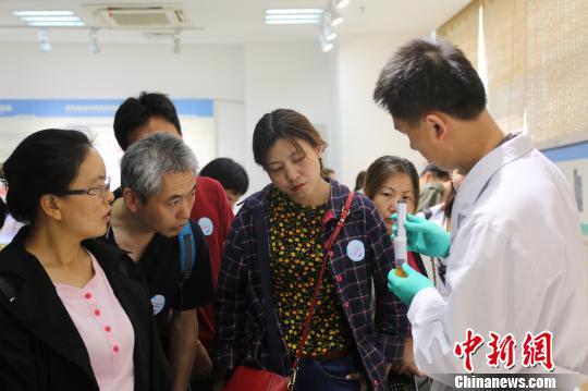 市民走进北京市药品检验所、北京市医疗器械检验所、北京市药品包装材料检验所等检验机构参与公众开放日活动?！≈靼旆焦┩?摄