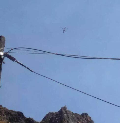 7日上午，四川凉山木里火场上空有灭火直升机开展作业