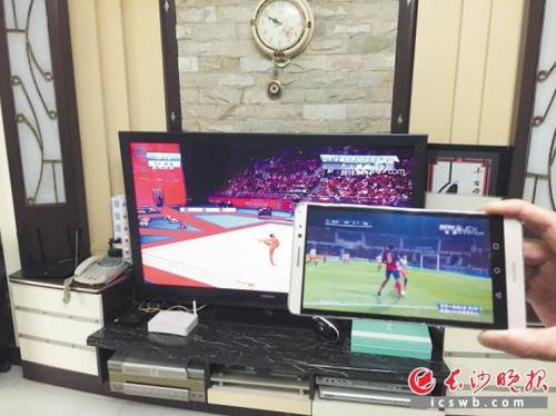 　　谭先生家，电视机与手机里的CCTV5频道播放的内容不一样?！　　〕ど惩肀ㄈ教寮钦?谢春年 摄 