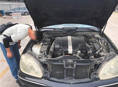 5月8日，人人车的线下评估师在对车辆进行检测。新京报记者 刘经宇 摄