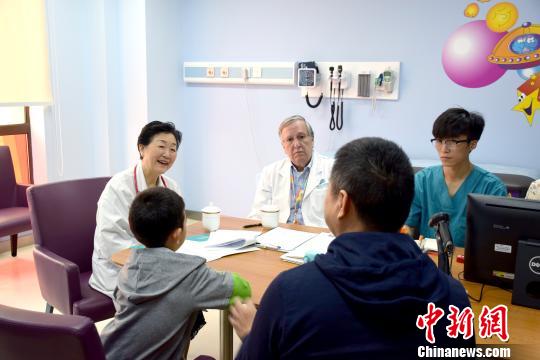 金星明说，当发现孩子不爱说话，不与人交流，不要匆忙往‘自闭症’方面下结论，而是应该干预治疗为先?！≤缝?摄