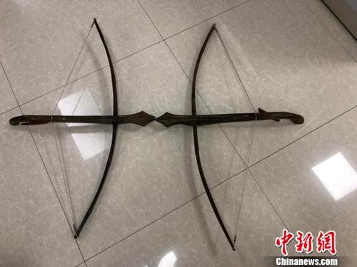 图为海关查获的管制器具手弩。海关供图