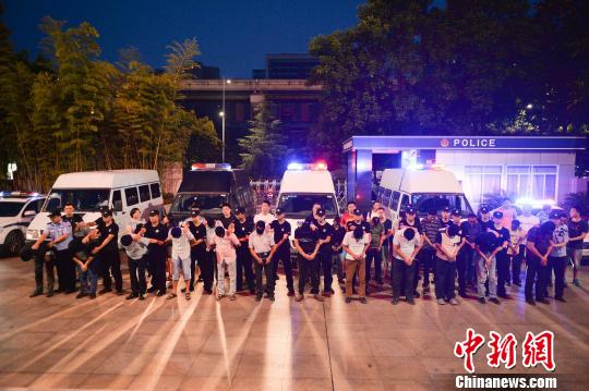 图为警方抓获犯罪嫌疑人。警方供图
