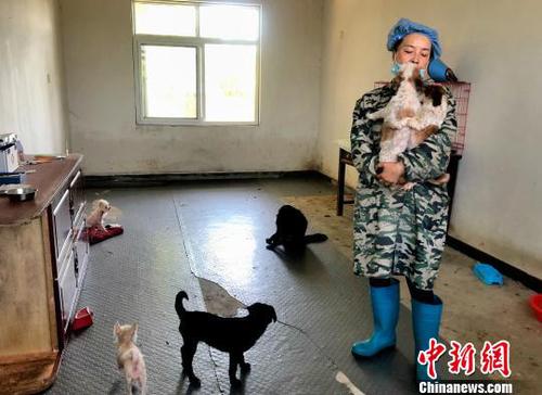 图为志愿者张晓京正在陪伴小狗。　夏莹 摄