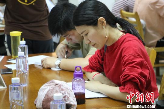 参赛者认真地投入比赛?！≌郧?摄