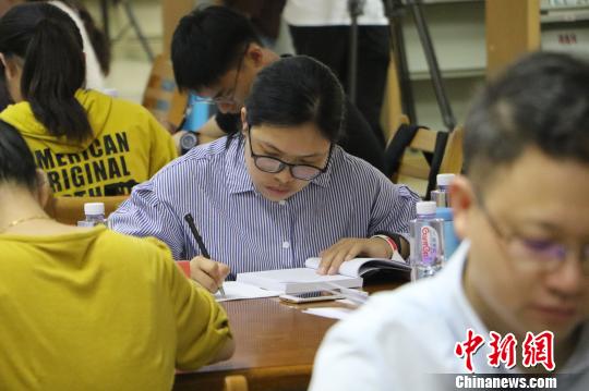 参赛选手沉浸在比赛中?！≌郧?摄