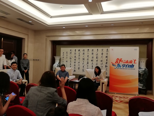 吴润晖教授和关涛先生接受记者采访 吴润晖教授和关涛先生接受记者采访