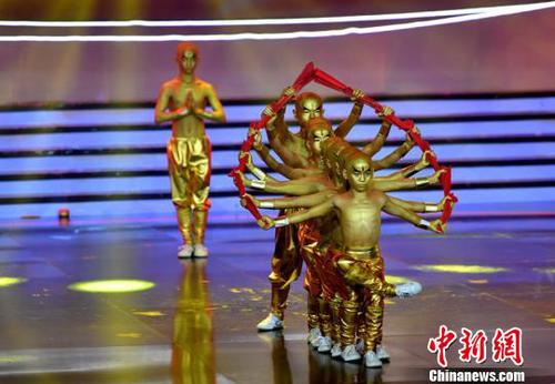 少林十八小铜人演绎出精彩的少林功夫。　吕明 摄
