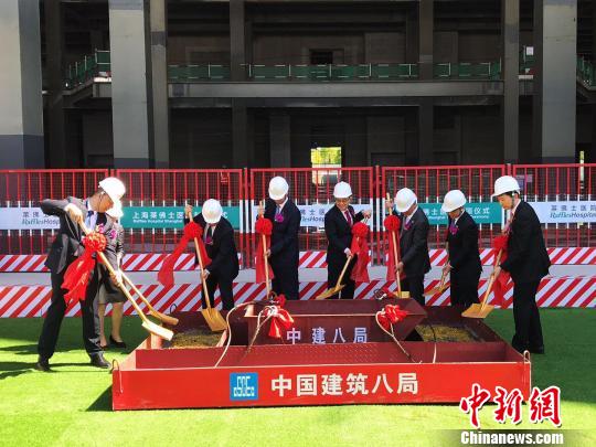 嘉宾为上海莱佛士医院封顶铲土?！⊥踝犹?摄