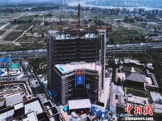 上海莱佛士医院封顶航拍画面。　王子涛 摄