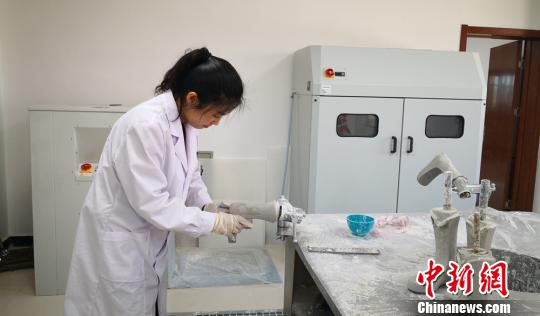 图为陈晓娟正在制作踝足矫形器。　高康迪 摄