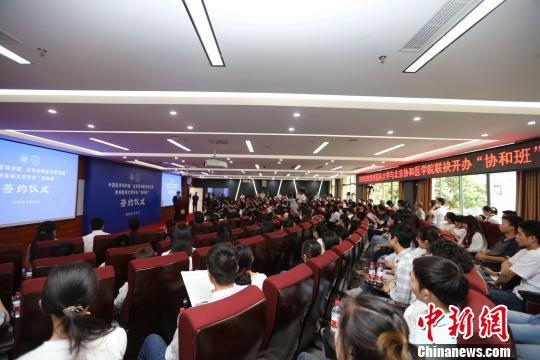 图为签约现场?！〕略?摄