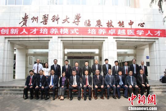 图为双方合影。　陈元书 摄