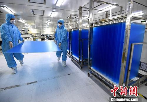 资料图：福建省连城县中触电子有限公司工人在车间搬运刚生产出来的大尺寸触摸屏产品。<a target='_blank' href='http://www.chinanews.com/'>中新社</a>记者 张斌 摄

