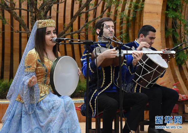 2      5月26日，演员在“阿塞拜疆国家日”活动中表演。 当日，2019年中国北京世界园艺博览会“阿塞拜疆国家日”活动在北京世园会园区举行。 新华社发（任超摄）