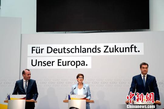 5月26日晚，基民盟主席安妮格雷特·克兰普-卡伦鲍尔(中)与基社盟主席泽德(右)和联盟党推选的欧盟委员会主席参选人曼弗雷德·韦伯(左)在基民盟总部大楼共同出席集会?！∨泶笪?摄