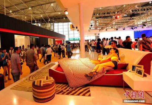 资料图：家具展览会。安源 摄