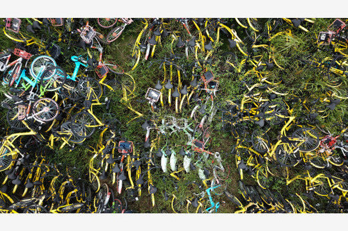 2018年夏，广州市天河区天政街附近的共享单车“坟场”。新华社图