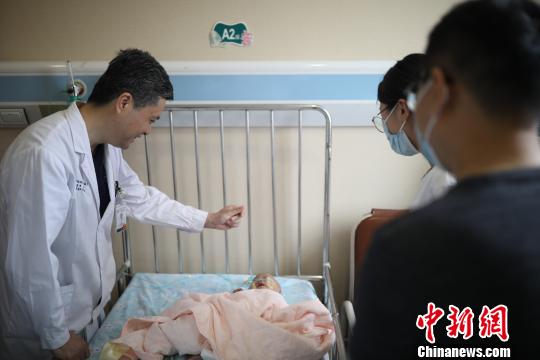 目前患者康复良好，即将出院。　芊烨 摄