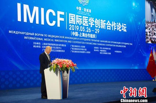 吉尔吉斯斯坦卫生部副部长马达赞？卡拉达耶夫宣读《防城港宣言》 翟李强 摄