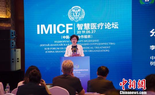 李兰娟作主题演讲 翟李强 摄 李兰娟作主题演讲 翟李强 摄