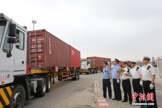 资料图:大连海关退运近700吨“洋垃圾”。杨毅 摄 点击进入下一页