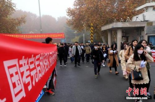 资料图:2019年国家公务员考试河南水利与环境职业学院考点 <a target='_blank' href='http://www.chinanews.com/'>中新社</a>记者 王中举 摄 点击进入下一页