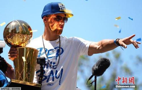 资料图:库里的荣誉库只差一座FMVP奖杯 点击进入下一页