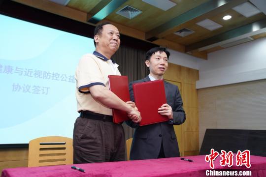 上海最大程度地动员全社会各界力量，让每个孩子都有一双明亮的眼睛和光明的未来。　慕梁 摄