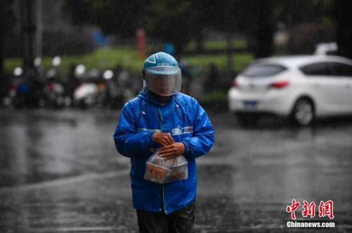外卖小哥冒雨送餐。<a target='_blank' href='http://www.chinanews.com/'>中新社</a>记者 刘冉阳 摄
