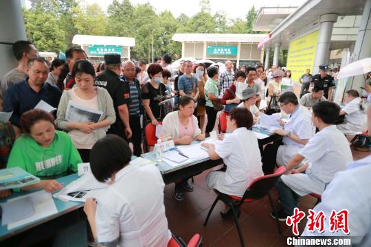医学专家在成都进行丙肝义诊?！≈有?摄