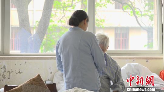 阿尔茨海默病引关注医生解答家人能做什么？