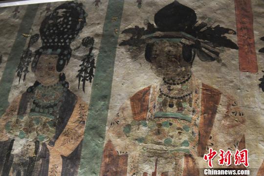 图为敦煌壁画中“供养人”形象，服饰头饰极为精致?！⊙钛廾?摄
