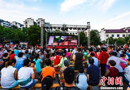 秭归非遗展演进社区 向红梅 摄