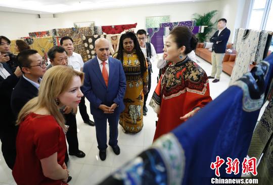 古典美衣收藏家毕红向来宾讲解 杜洋 摄 古典美衣收藏家毕红向来宾讲解 杜洋 摄